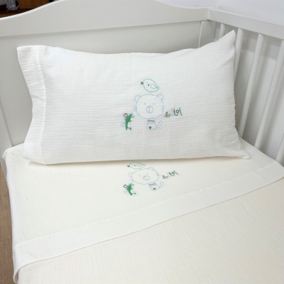 Conjunto de roupa de cama branca para berço com bordado de urso e passarinho