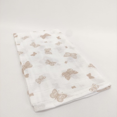 Toalha branca com padrão de borboletas bege