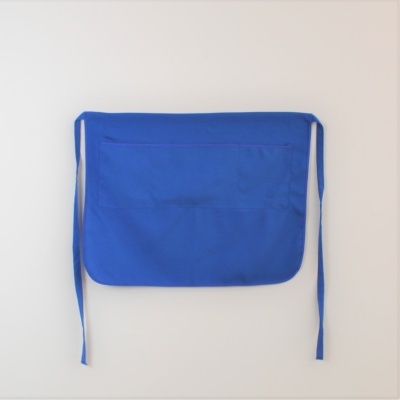 Avental azul de tecido com bolso frontal e tiras para amarrar