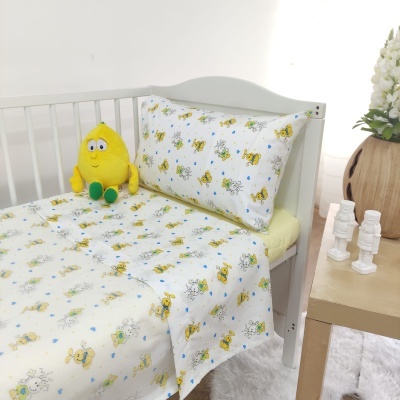 Roupas de cama para berço com padrão de ursos amarelos e nuvens em algodão branco