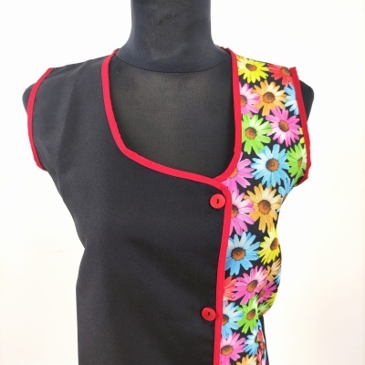 Colete preto com detalhe floral colorido e acabamento vermelho em manequim