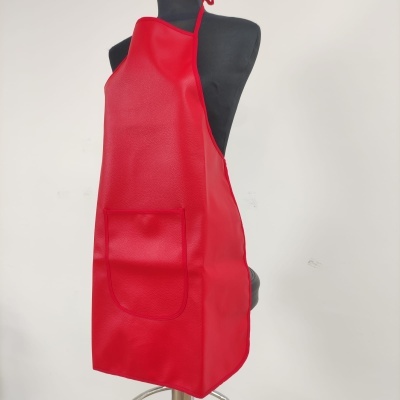 Avental vermelho em material sintético com bolso frontal