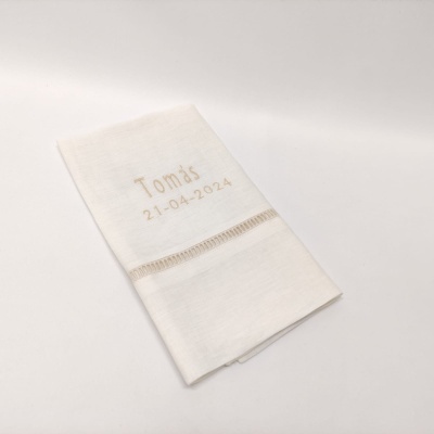 Toalha branca com bordado personalizado com nome Tomás e data 21-04-2024