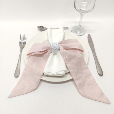 Mesa posta com guardanapo branco e laço rosa claro