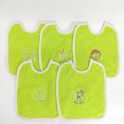 Cinco babetes verdes para bebé com bordados de animais