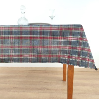 toalha de mesa xadrez vermelha e cinza sobre mesa de madeira clara com garrafa e copo de vidro