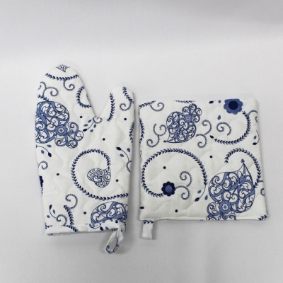 luva de cozinha e pega-luvas brancos com padrões azuis de arabescos e flores