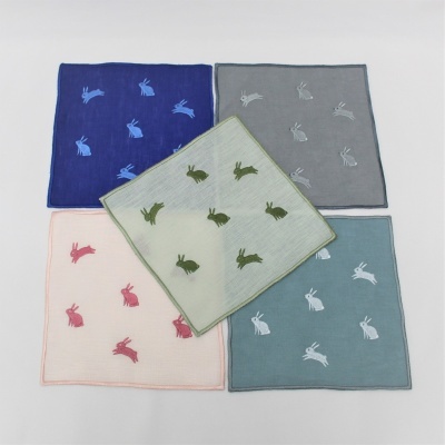 Cinco lenços quadrados coloridos com padrão de coelhos bordados