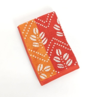 Toalha colorida com padrão de grãos de café e pontos brancos