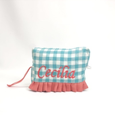 Nécessaire azul e branco com bordado e volante rosa