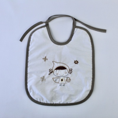Babete branco com contorno cinza e bordado de menina com flores