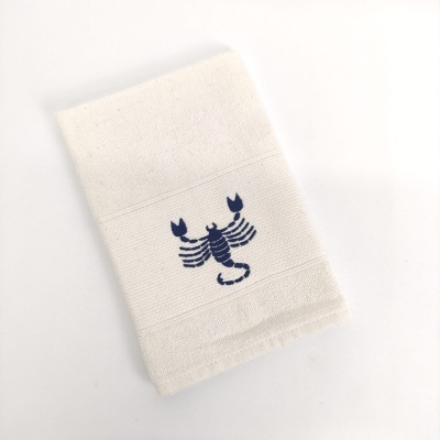 Toalha branca com desenho azul de escorpião
