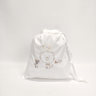 Saco de pano branco com bordado de gato e pássaro e texto 'hello!'.