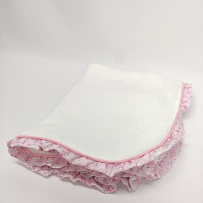 Toalha de bebé branca com barra rosa de flores e folho