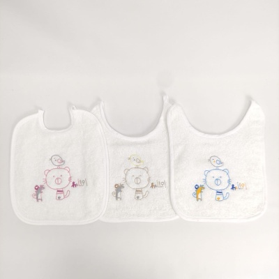 Três babetes brancos com bordados de ursinhos coloridos em rosa, bege e azul