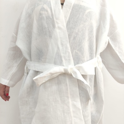 robe branco leve e translúcido com cinto amarrado
