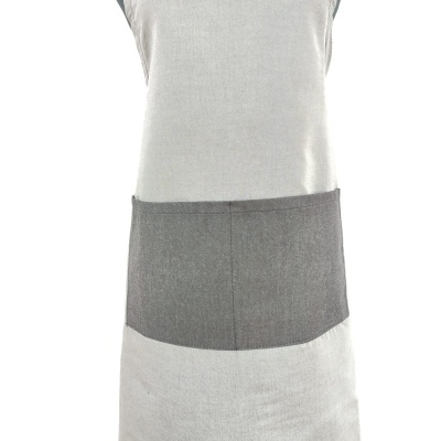 Avental cinzento claro com bolso frontal cinzento escuro.