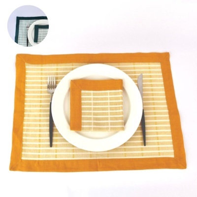 Jogo americano laranja com riscas bege e branco, guardanapo e talheres