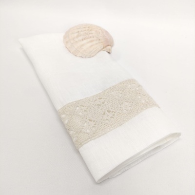 Guardanapo branco com faixa de renda bege e concha natural
