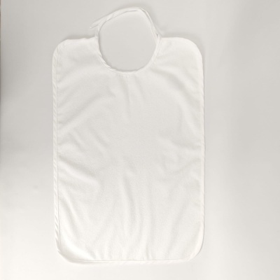 Babete branco simples em tecido macio com abertura para pescoço