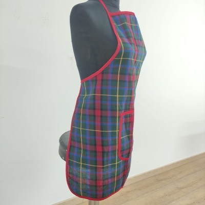 Avental xadrez com bolso, em manequim preto