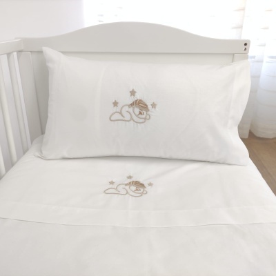 Conjunto de roupa de cama infantil branco com bordados de bebé e estrelas