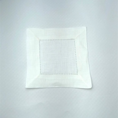 Guardanapo de tecido branco com padrão cosido