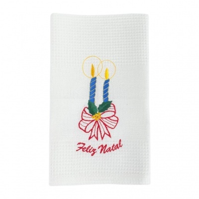 Toalha branca com bordado de velas e texto 'Feliz Natal'