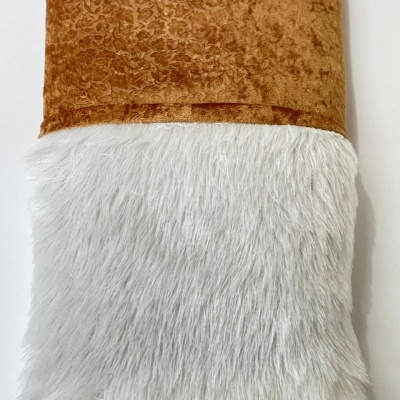 Cobertor castanho com padrão floral e tecido felpudo branco