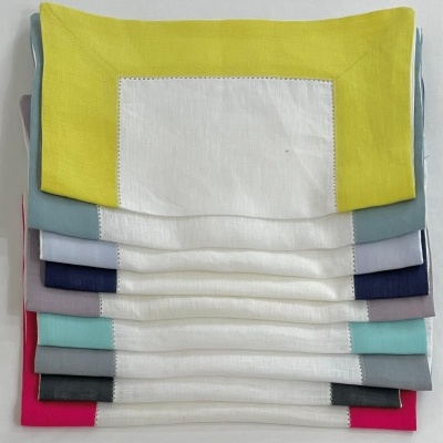 Conjunto de aventais de tecido multicoloridos empilhados