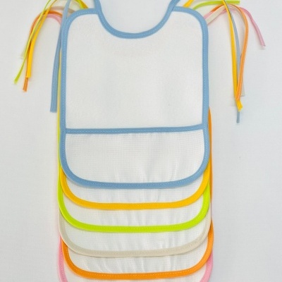 Conjunto de sete babetes brancos com bordas e fitas coloridas