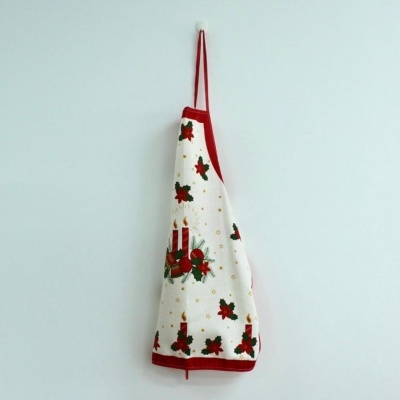 Avental de cozinha festivo branco com padrão de velas e flores vermelhas, pendurado num gancho