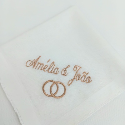 pano branco bordado com nomes Amélia & João e anéis entrelaçados