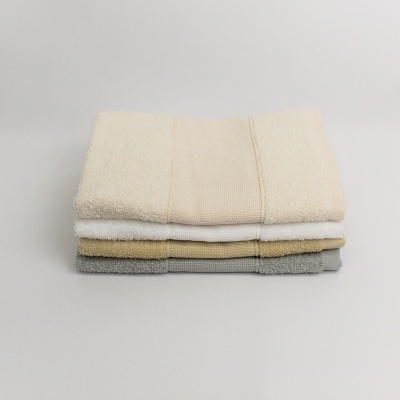 Conjunto de toalhas de banho em várias cores empilhadas