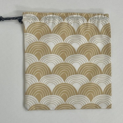 Saco em tecido com padrão bege e branco e cordão preto