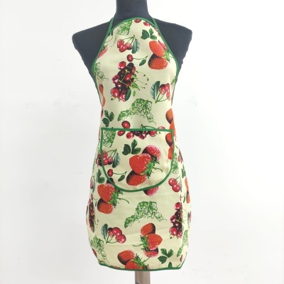 Avental creme com padrão de frutas vermelhas em manequim preto