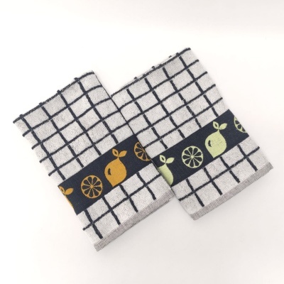 Dois panos de cozinha quadriculados com faixa decorativa de frutas em fundo preto