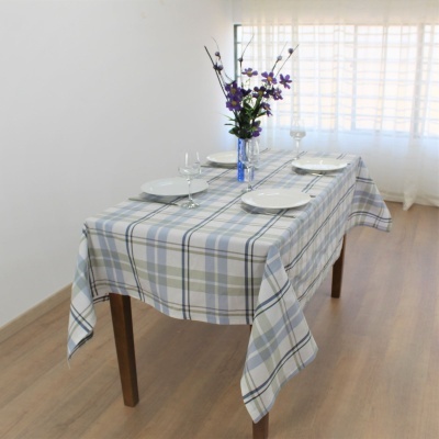 Mesa com toalha xadrez e arranjo de flores