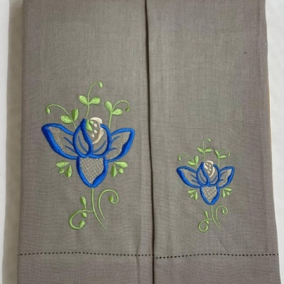 Panos de cozinha cinzentos com bordados florais coloridos