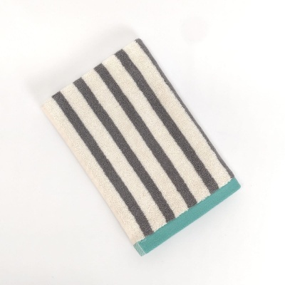 Toalha de riscas verticais cinza e branco com borda verde