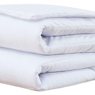 Edredão branco dobrado com textura macia