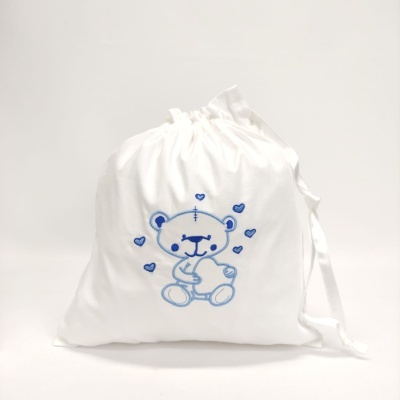 Saco de tecido branco com urso azul bordado e corações azuis