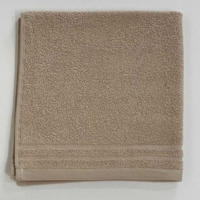 Toalha castanha clara em algodão com padrão liso