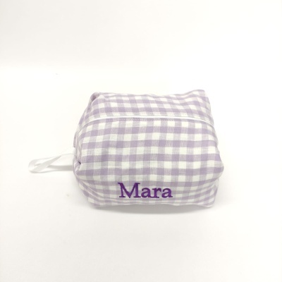 Bolsa ou saco quadrado xadrez lilás e branco com nome bordado Mara