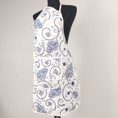 Avental branco com padrão azul espiral e floral com bolso frontal