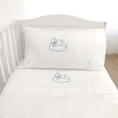 Conjunto de roupa de cama branco com bordado de criança a dormir em nuvem azul