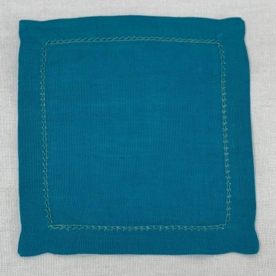 Saco quadrado azul com costuras decorativas amarelas sobre fundo branco.