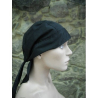 Bandana preta de tecido com cauda longa amarrada à cabeça de manequim