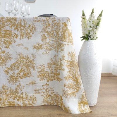 Toalha de mesa branca com padrão dourado e vaso branco com flores