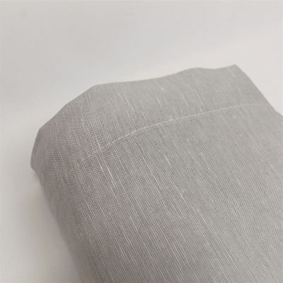 Tecido cinza claro de linho com costura horizontal